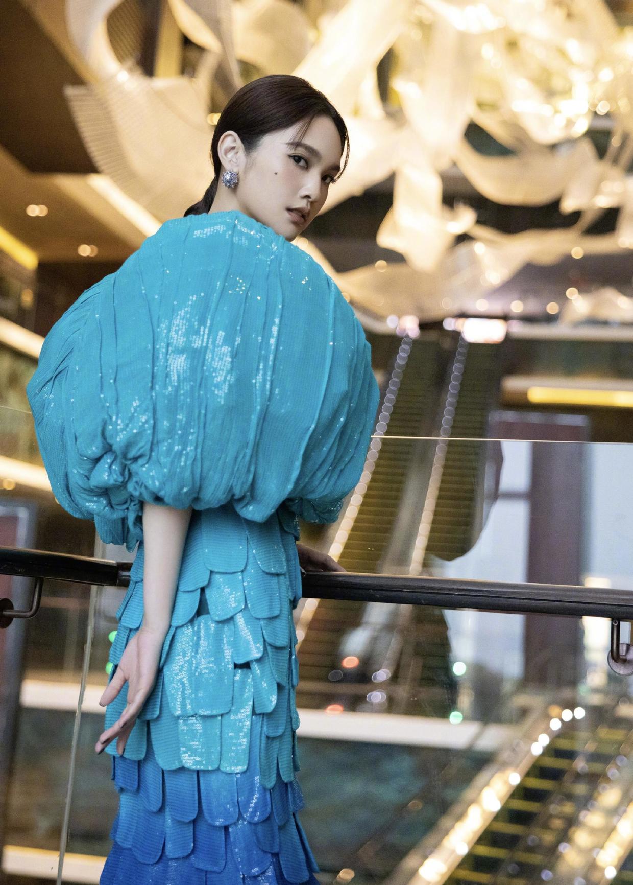 杨丞琳化身“人鱼公主”，穿蓝色渐变鱼鳞裙亮相，气质高贵又惊艳