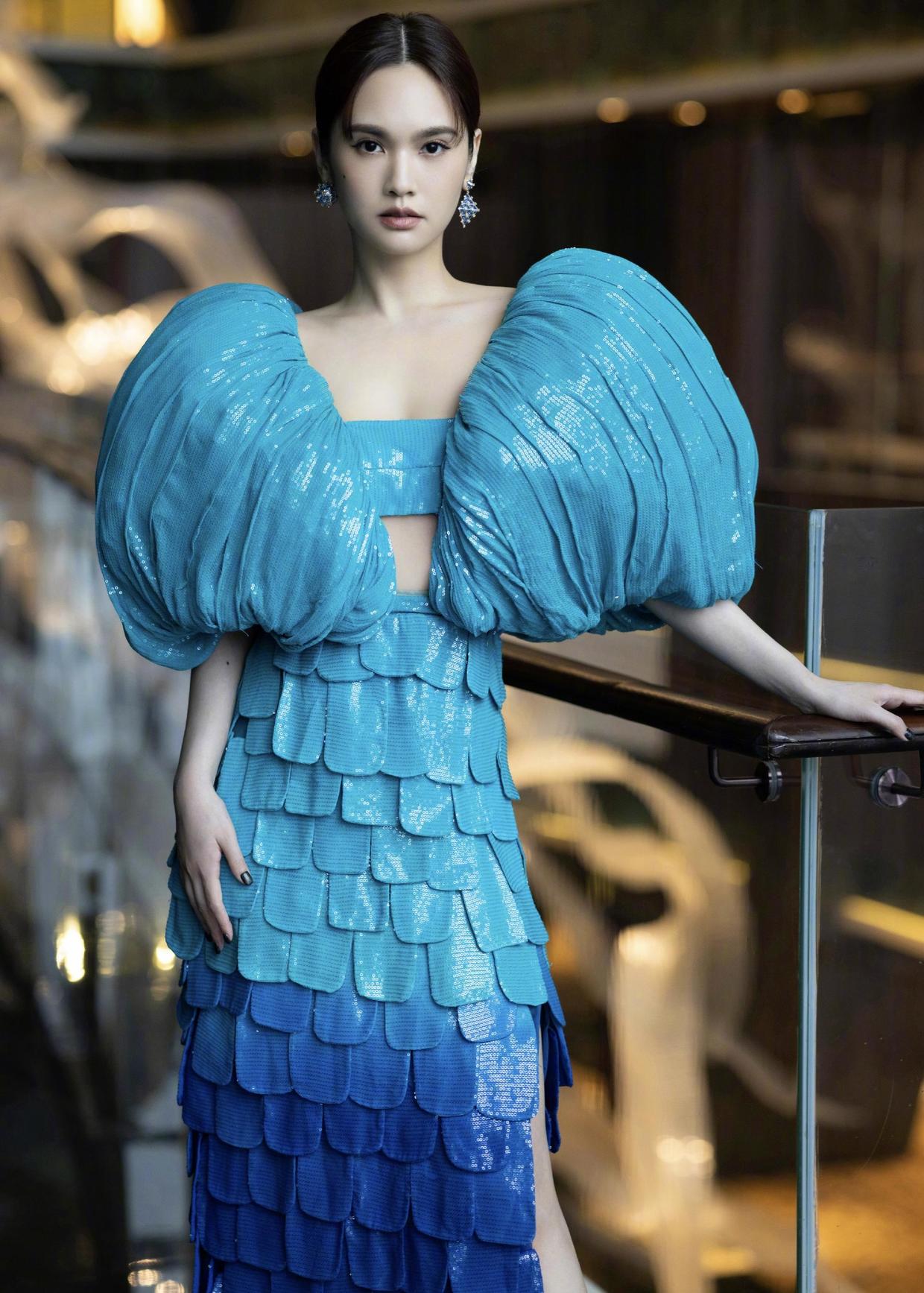 杨丞琳化身“人鱼公主”，穿蓝色渐变鱼鳞裙亮相，气质高贵又惊艳