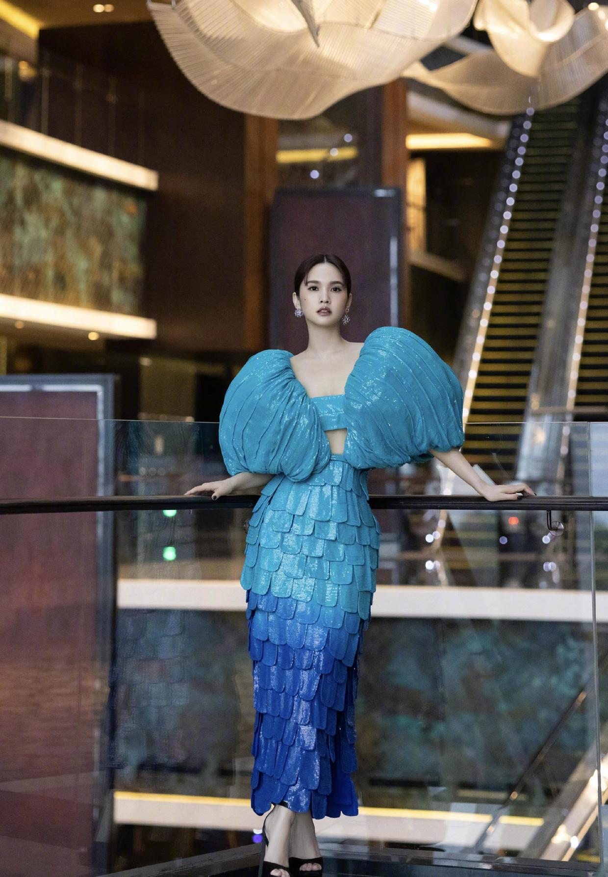 杨丞琳化身“人鱼公主”，穿蓝色渐变鱼鳞裙亮相，气质高贵又惊艳