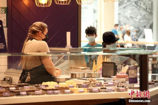 資料圖:當地時間7月16日,加拿大多倫多一間大型商場內,顧客在挑選甜品。 中新社記者 餘瑞冬 攝
