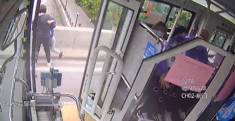 果断飞扑!广州一公交司机救下一对欲跳桥轻生母子休闲区蓝鸢梦想 - Www.slyday.coM 果断飞扑!广州一公交司机救下一对欲跳桥轻生母子休闲区蓝鸢梦想 - Www.slyday.coM