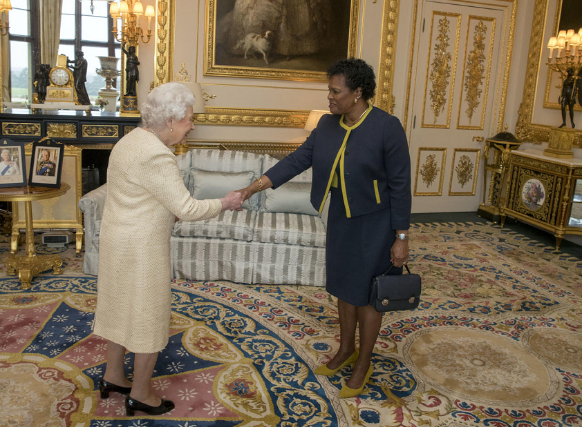 资料图：梅森与英女王握手