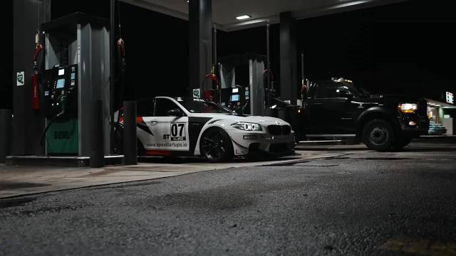 外观方面，新款车型整体依旧采用了现款车型的设计风格……