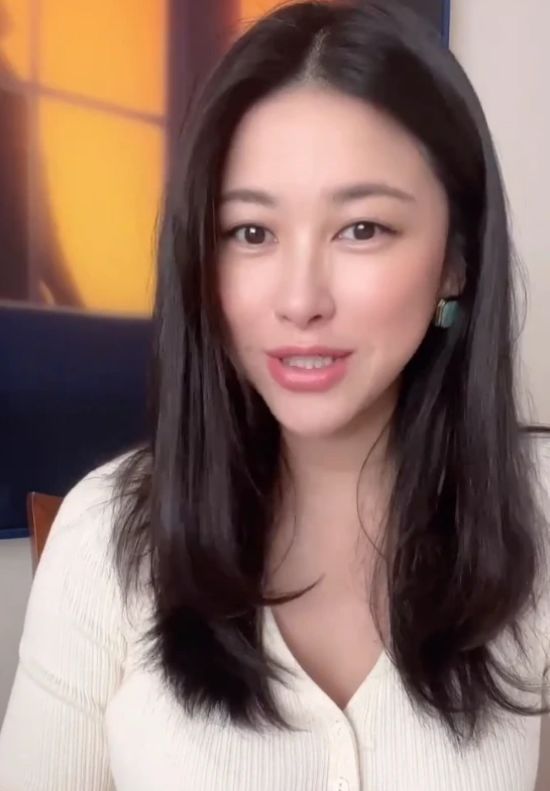 朱珠为爱女举办命名仪式老公王昀佳当众公主抱夫妻俩很是甜蜜