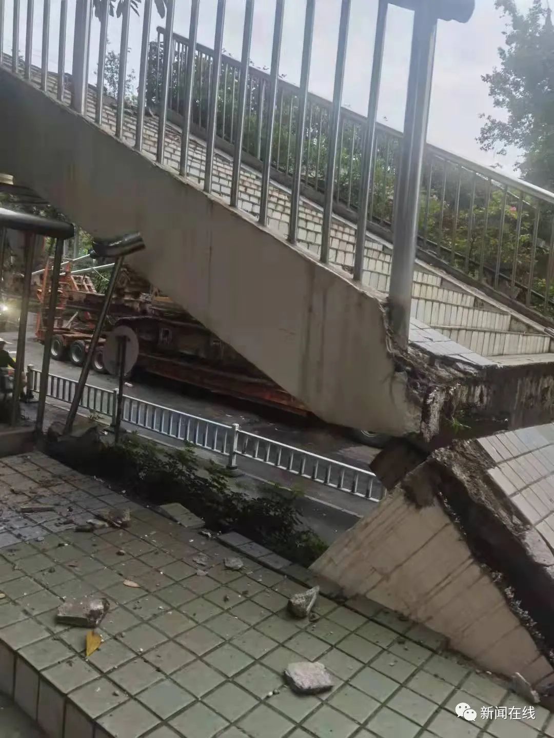 警方通报来了!南宁竹溪大道过街天桥被工程车撞击,部分发生坍塌休闲区蓝鸢梦想 - Www.slyday.coM 警方通报来了!南宁竹溪大道过街天桥被工程车撞击,部分发生坍塌休闲区蓝鸢梦想 - Www.slyday.coM
