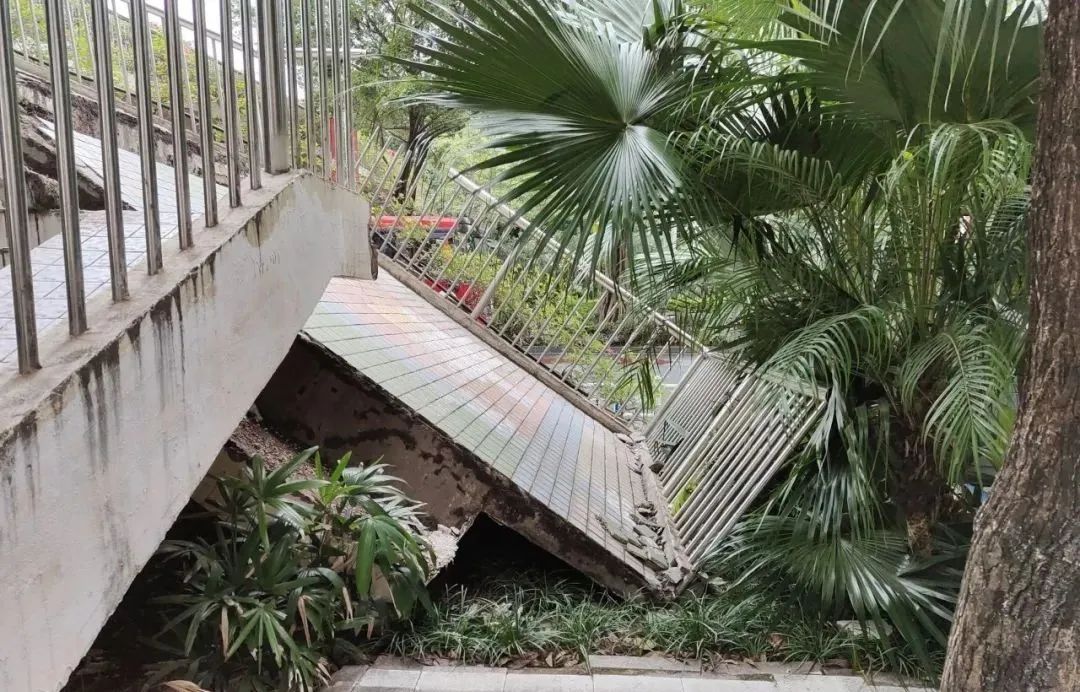 警方通报来了!南宁竹溪大道过街天桥被工程车撞击,部分发生坍塌休闲区蓝鸢梦想 - Www.slyday.coM 警方通报来了!南宁竹溪大道过街天桥被工程车撞击,部分发生坍塌休闲区蓝鸢梦想 - Www.slyday.coM
