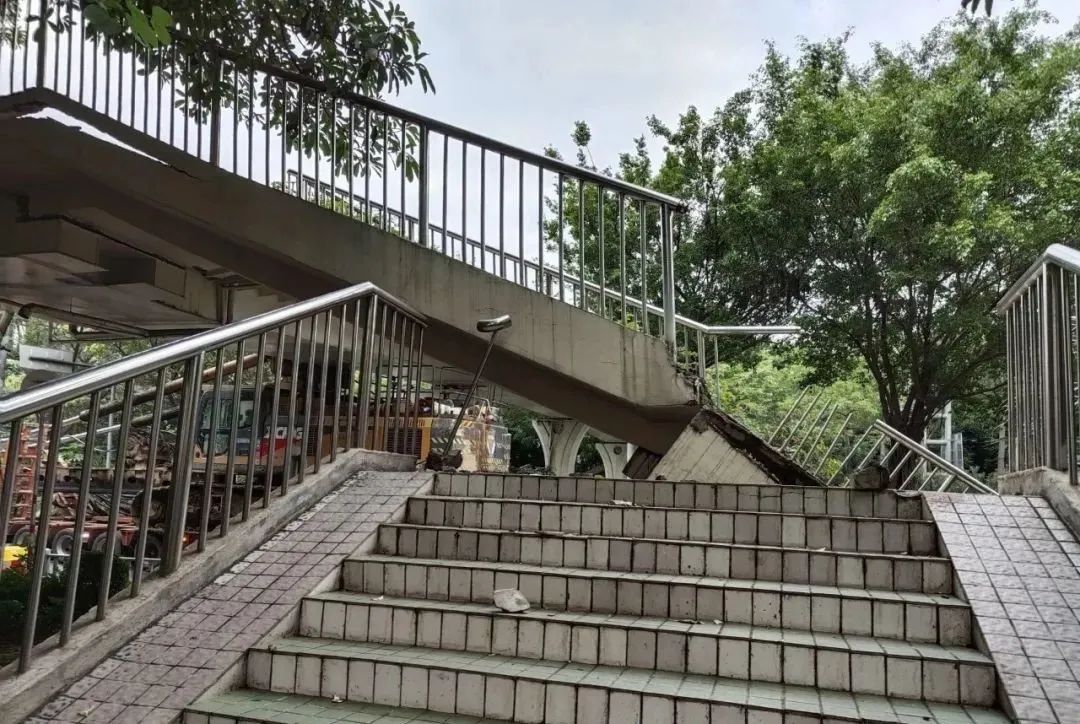 警方通报来了!南宁竹溪大道过街天桥被工程车撞击,部分发生坍塌休闲区蓝鸢梦想 - Www.slyday.coM 警方通报来了!南宁竹溪大道过街天桥被工程车撞击,部分发生坍塌休闲区蓝鸢梦想 - Www.slyday.coM