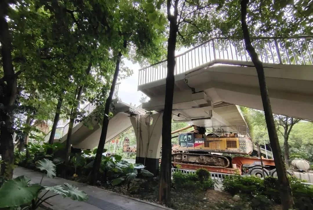 警方通报来了!南宁竹溪大道过街天桥被工程车撞击,部分发生坍塌休闲区蓝鸢梦想 - Www.slyday.coM 警方通报来了!南宁竹溪大道过街天桥被工程车撞击,部分发生坍塌休闲区蓝鸢梦想 - Www.slyday.coM