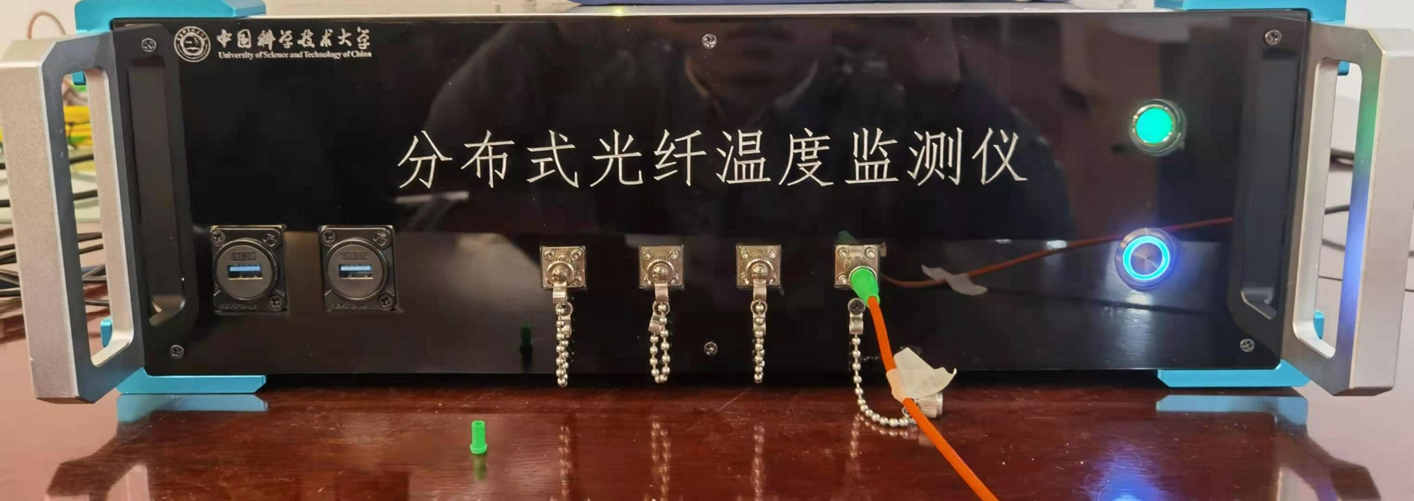 分布式光纤温度监测仪 张强/摄