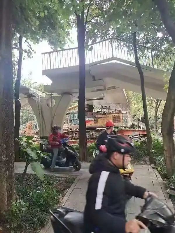 警方通报来了!南宁竹溪大道过街天桥被工程车撞击,部分发生坍塌休闲区蓝鸢梦想 - Www.slyday.coM 警方通报来了!南宁竹溪大道过街天桥被工程车撞击,部分发生坍塌休闲区蓝鸢梦想 - Www.slyday.coM
