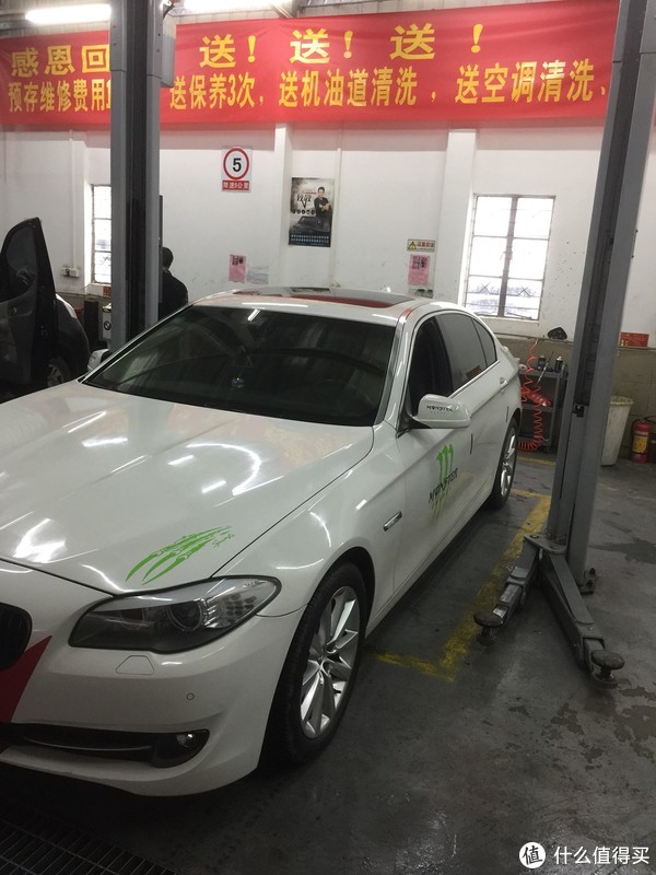 宝马535 3.0L更换耐磨士石墨刹车片