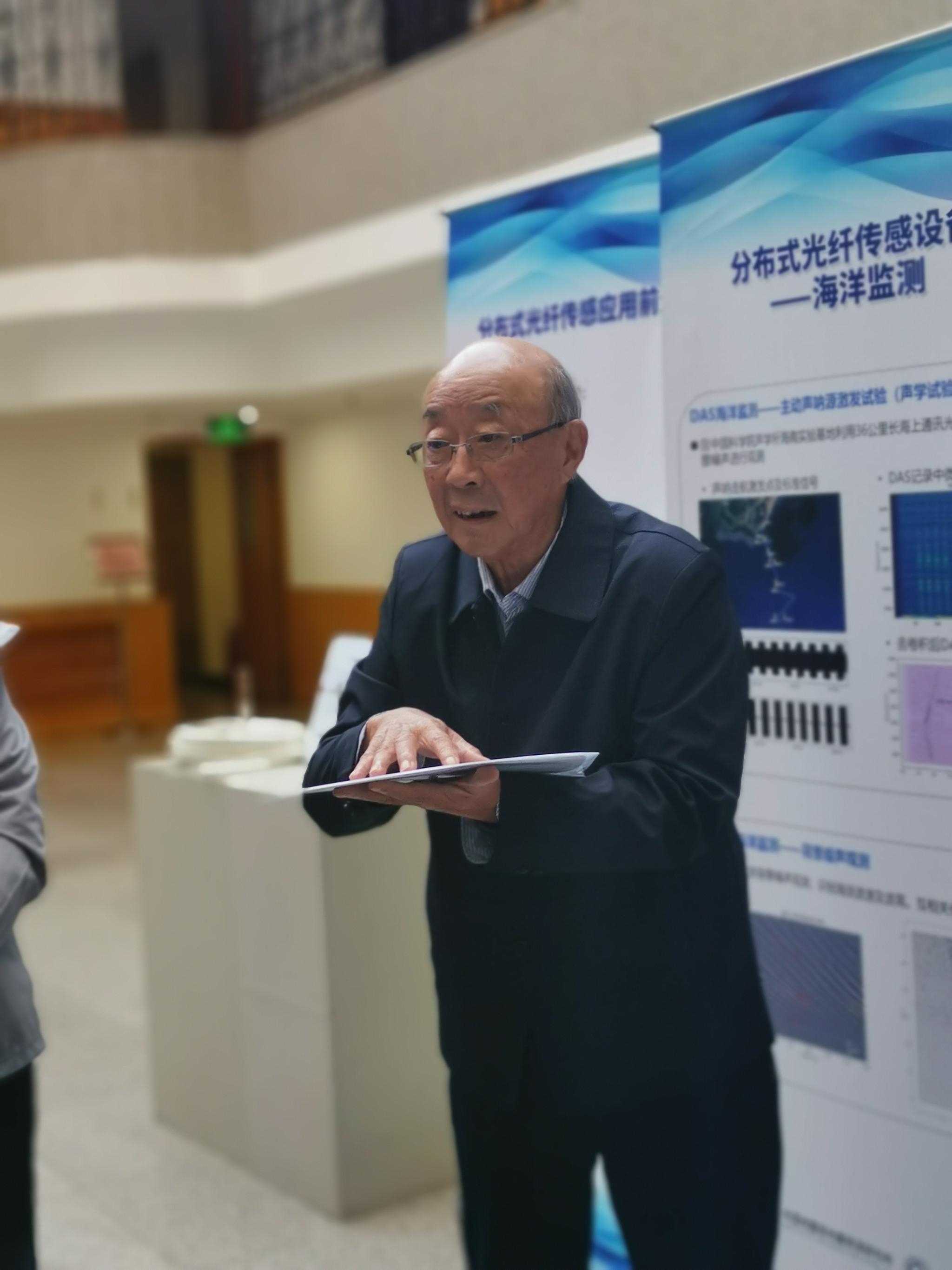 中科院院士陈颙在介绍相关情况。