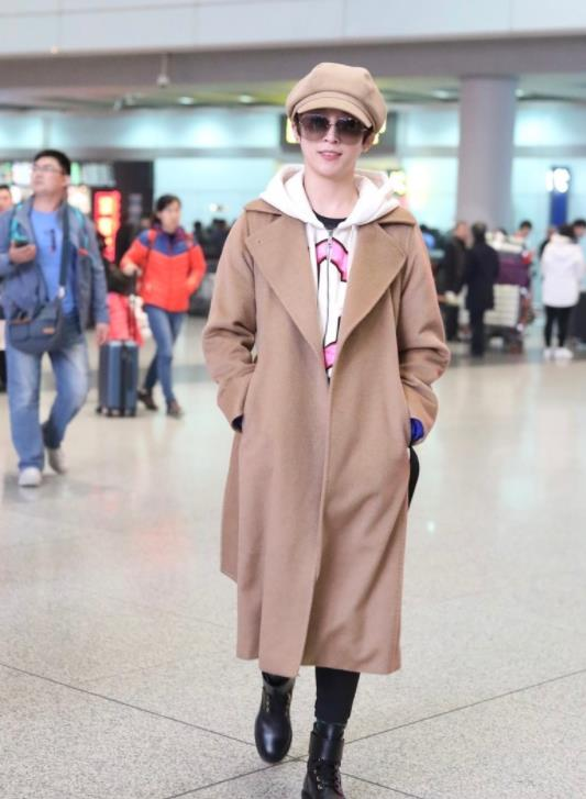 吴京老婆谢楠真节俭，一件棕色大衣反复穿，保暖实用又显气质