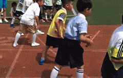 图片[1]-搞笑GIF趣图:小朋友，这是体育比赛，可不是放学回家啊！-魔性次元