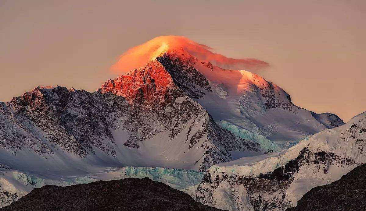 正文 由于珠穆朗玛峰是世界上海拔最高的山峰,因此吸引了国内外