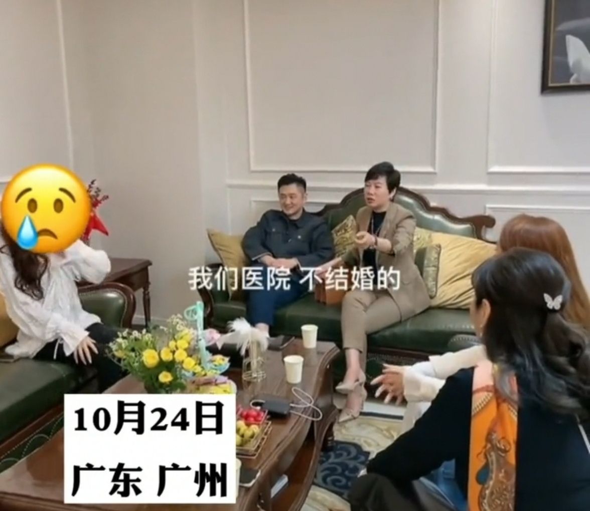 女孩被妈妈跑到公司催婚,还拉着同事讲：不结婚不恋爱的全部辞掉