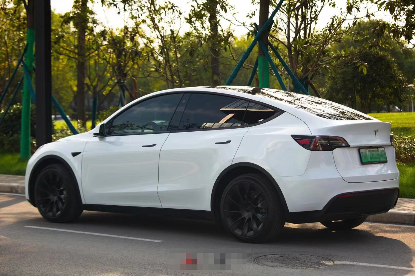 特斯拉 model y 白色,特斯拉modely白色 电车也能玩儿转改装特斯拉modely改色珍珠白