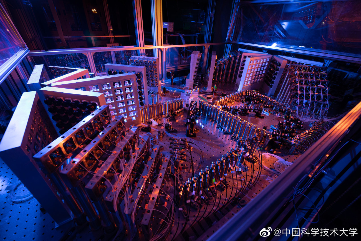 我国成功研制“九章二号”量子计算原型机:113 个光子 144 模式休闲区蓝鸢梦想 - Www.slyday.coM 我国成功研制“九章二号”量子计算原型机:113 个光子 144 模式休闲区蓝鸢梦想 - Www.slyday.coM