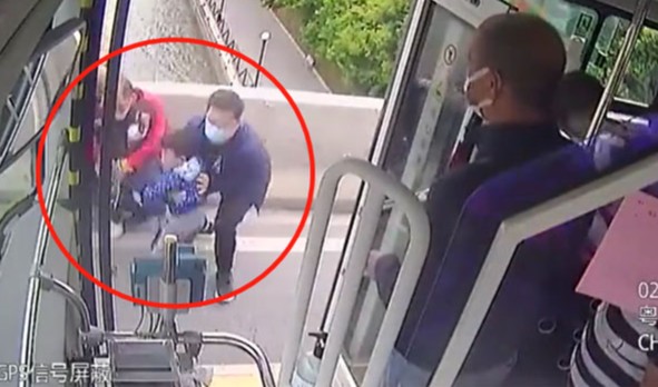 这一抱,救下两条命!飞身扑救轻生母子的公交司机获奖了休闲区蓝鸢梦想 - Www.slyday.coM 这一抱,救下两条命!飞身扑救轻生母子的公交司机获奖了休闲区蓝鸢梦想 - Www.slyday.coM