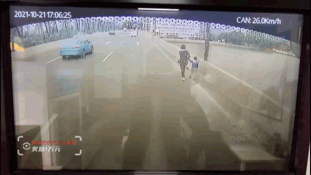 这一抱,救下两条命!飞身扑救轻生母子的公交司机获奖了休闲区蓝鸢梦想 - Www.slyday.coM 这一抱,救下两条命!飞身扑救轻生母子的公交司机获奖了休闲区蓝鸢梦想 - Www.slyday.coM