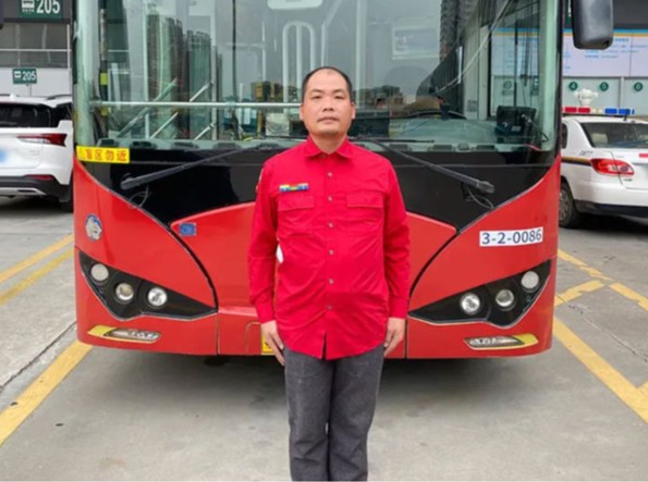 这一抱,救下两条命!飞身扑救轻生母子的公交司机获奖了休闲区蓝鸢梦想 - Www.slyday.coM 这一抱,救下两条命!飞身扑救轻生母子的公交司机获奖了休闲区蓝鸢梦想 - Www.slyday.coM