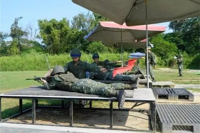 台军进行射击训练。(资料图)