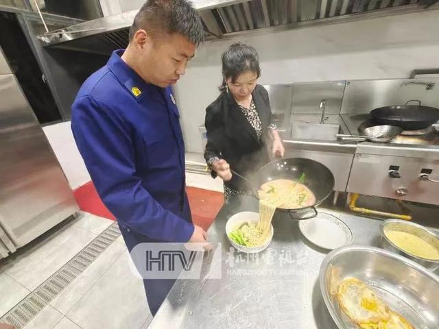 温暖!不远千里“送”来一碗面…休闲区蓝鸢梦想 - Www.slyday.coM 温暖!不远千里“送”来一碗面…休闲区蓝鸢梦想 - Www.slyday.coM