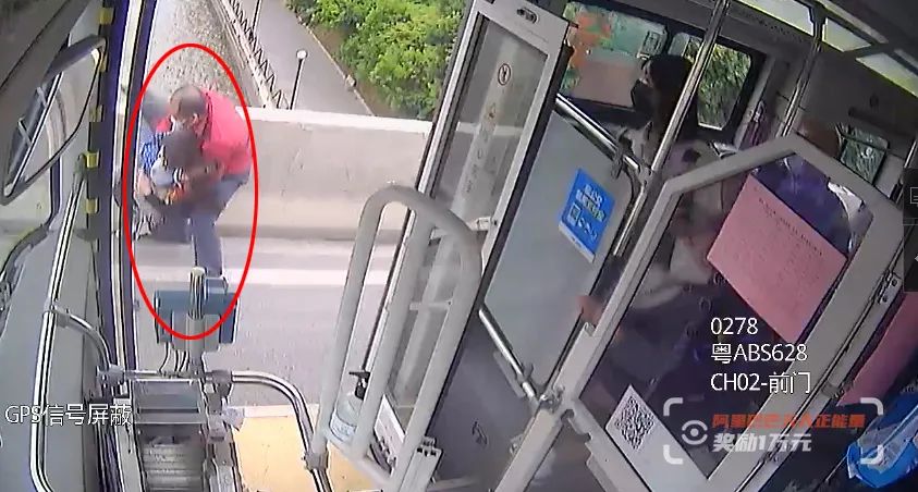 这一抱,救下两条命!飞身扑救轻生母子的公交司机获奖了休闲区蓝鸢梦想 - Www.slyday.coM 这一抱,救下两条命!飞身扑救轻生母子的公交司机获奖了休闲区蓝鸢梦想 - Www.slyday.coM