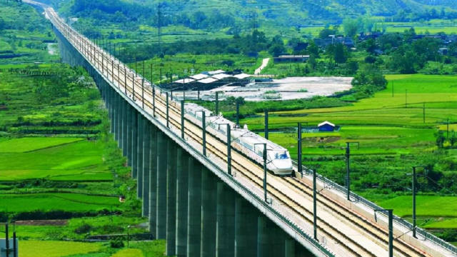 不走平地，飞驰于高架桥之上！中国高铁领先世界是有原因的_新浪新闻