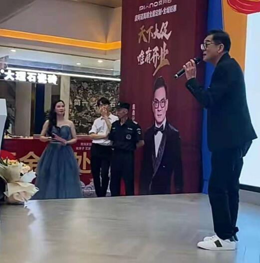 为五斗米折腰了!李国麟再扮鸠摩智,在直播间卖力吆喝 为五斗米折腰了!李国麟再扮鸠摩智,在直播间卖力吆喝