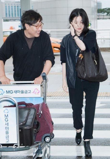 李英爱素颜太抗打，50岁皮肤细腻无皱纹，与大8岁老公同行似父女