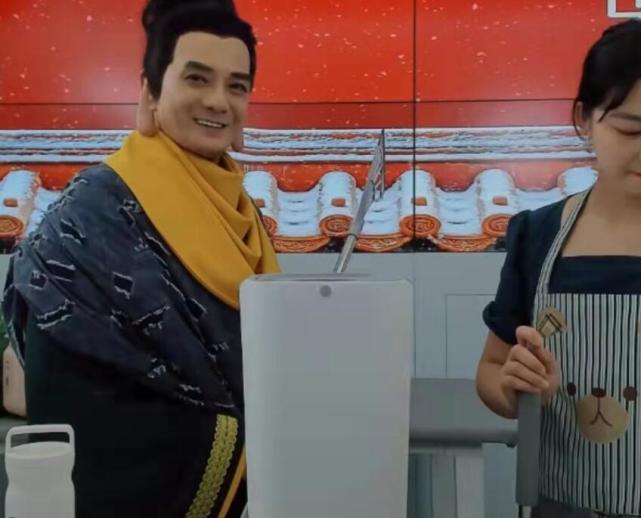 为五斗米折腰了!李国麟再扮鸠摩智,在直播间卖力吆喝 为五斗米折腰了!李国麟再扮鸠摩智,在直播间卖力吆喝