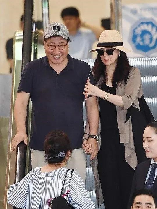 李英爱素颜太抗打，50岁皮肤细腻无皱纹，与大8岁老公同行似父女