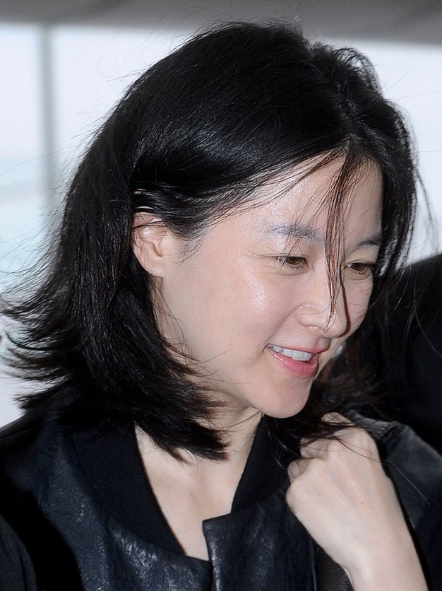 李英爱素颜太抗打，50岁皮肤细腻无皱纹，与大8岁老公同行似父女