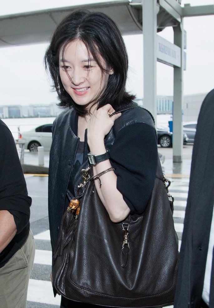 李英爱素颜太抗打，50岁皮肤细腻无皱纹，与大8岁老公同行似父女