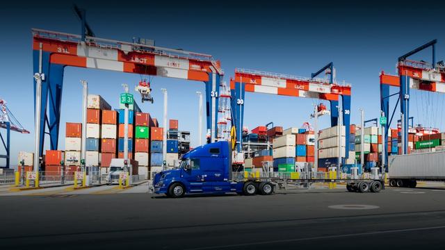 明查|为了美观,美国第二大港口只允许集装箱叠两层?