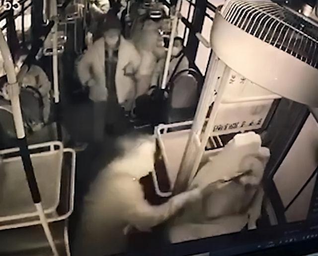 老人嫌公交开太慢打晕驾驶员 攻击行驶中的公交司机要担什么责任休闲区蓝鸢梦想 - Www.slyday.coM 老人嫌公交开太慢打晕驾驶员 攻击行驶中的公交司机要担什么责任休闲区蓝鸢梦想 - Www.slyday.coM