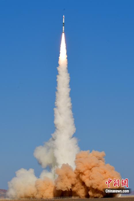 北京時間10月27日14時19分,中國在酒泉衛星發射中心用快舟一號甲運載火箭,成功將吉林一號高分02F衛星發射升空。汪江波 攝