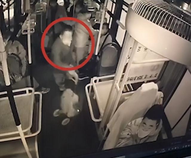 老人嫌公交开太慢打晕驾驶员 攻击行驶中的公交司机要担什么责任休闲区蓝鸢梦想 - Www.slyday.coM 老人嫌公交开太慢打晕驾驶员 攻击行驶中的公交司机要担什么责任休闲区蓝鸢梦想 - Www.slyday.coM