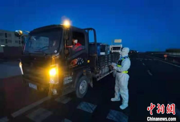 图为战疫中的移民管理警察。 王振恒 摄