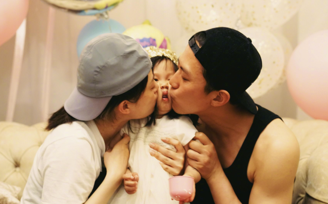 8位女比父丑的星二代，小眼睛、塌鼻梁、黑皮肤，跟爸爸不能比