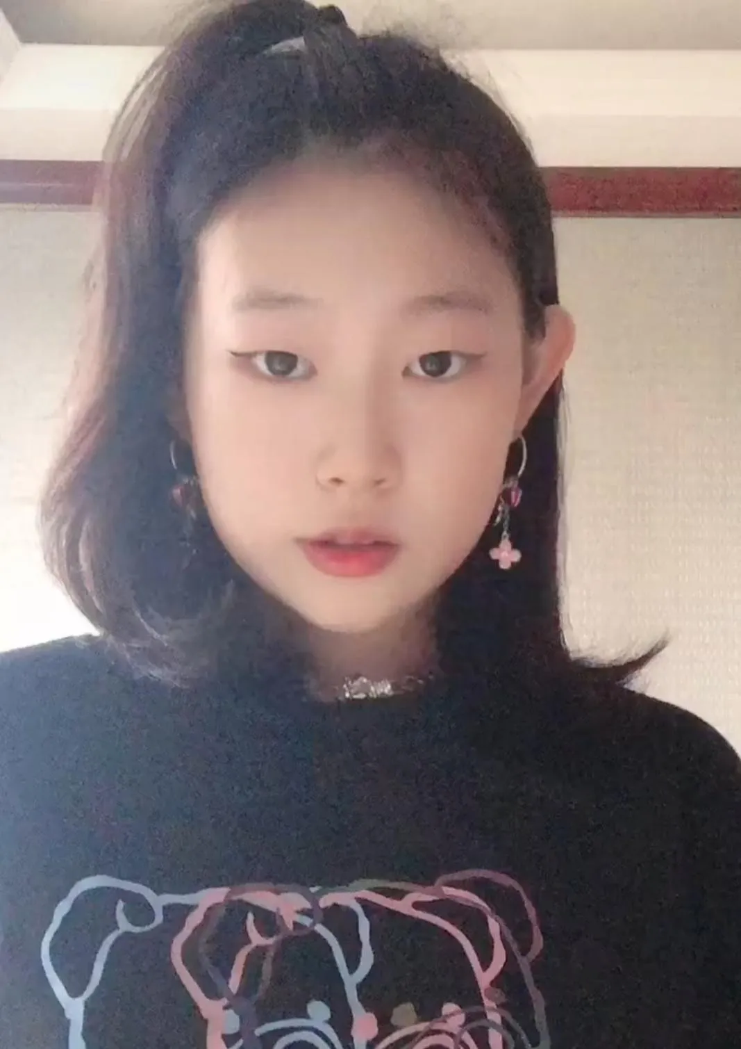 8位女比父丑的星二代，小眼睛、塌鼻梁、黑皮肤，跟爸爸不能比