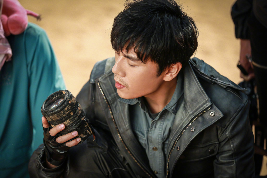 8位女比父丑的星二代，小眼睛、塌鼻梁、黑皮肤，跟爸爸不能比