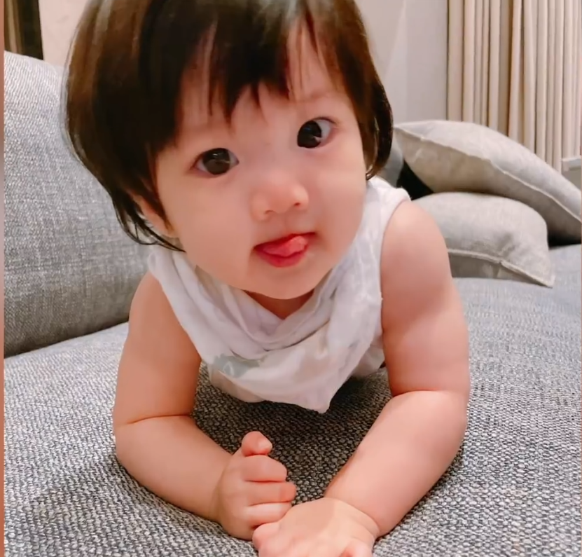安以轩女儿过1岁生日，娃宝的大眼睛像妈妈超可爱