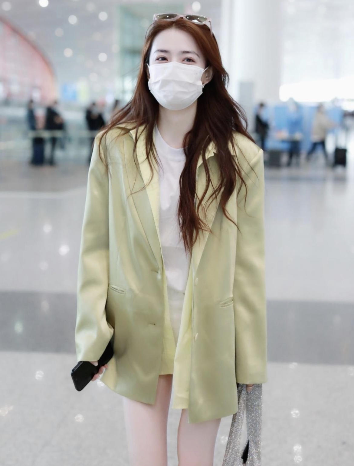 徐璐的气质感真好，把西装衬衫和T恤叠在一起穿，别说，还挺时尚