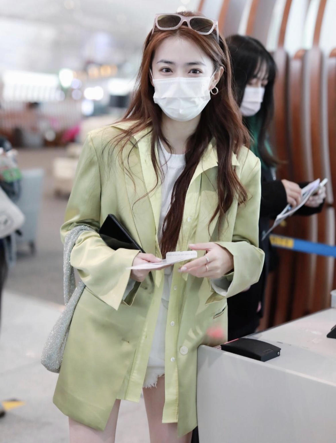 徐璐的气质感真好，把西装衬衫和T恤叠在一起穿，别说，还挺时尚