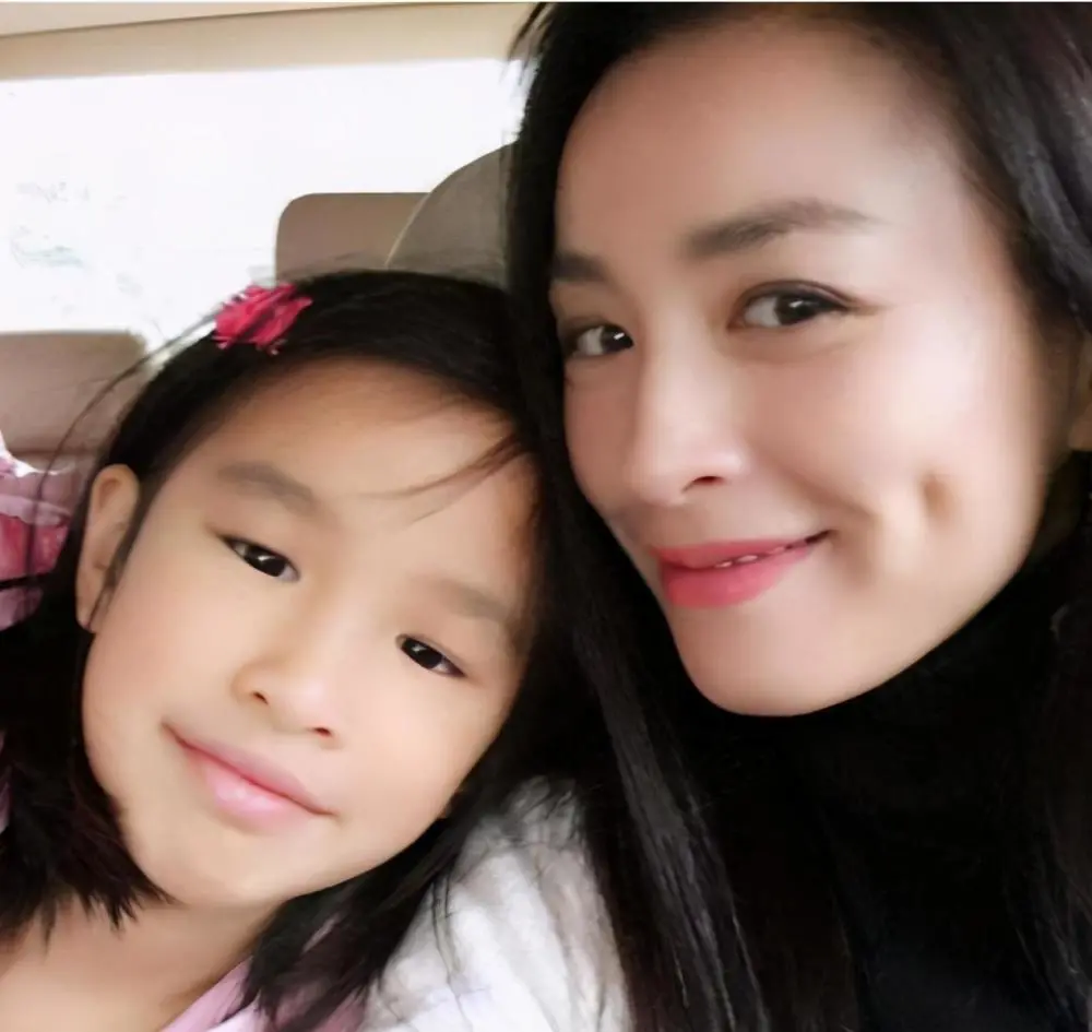 8位女比父丑的星二代，小眼睛、塌鼻梁、黑皮肤，跟爸爸不能比