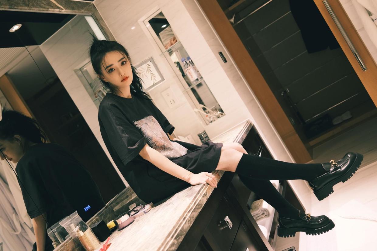 徐璐的气质感真好，把西装衬衫和T恤叠在一起穿，别说，还挺时尚