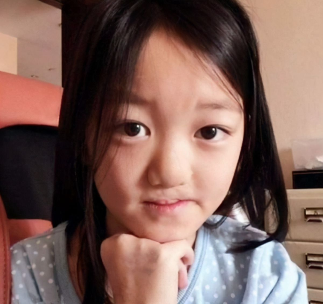 8位女比父丑的星二代，小眼睛、塌鼻梁、黑皮肤，跟爸爸不能比