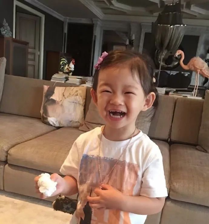 8位女比父丑的星二代，小眼睛、塌鼻梁、黑皮肤，跟爸爸不能比